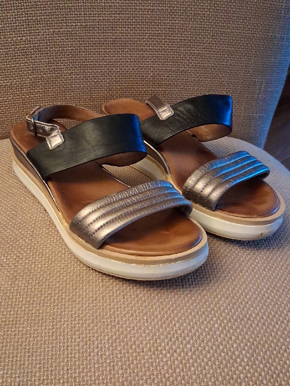 Inuovo Women’s Metallic Silver and Black Soft Leather Sandals Size 39/8.5
